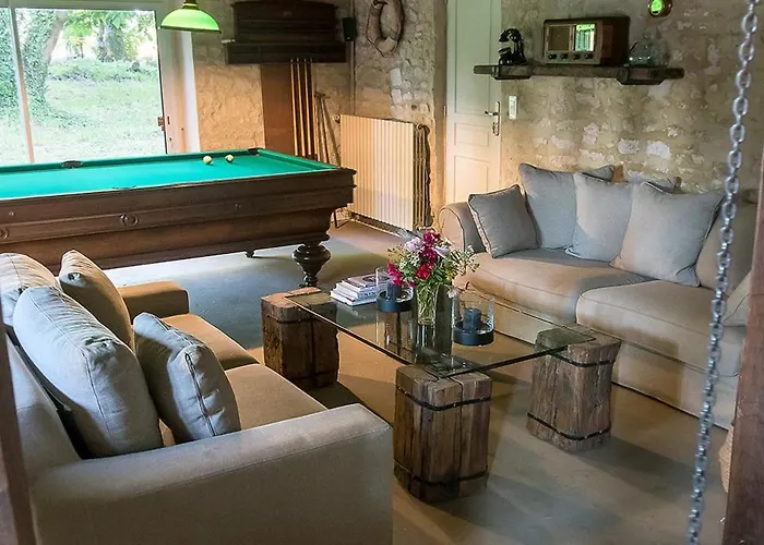 La Cour Souveraine - Omaha Penzion Mosles